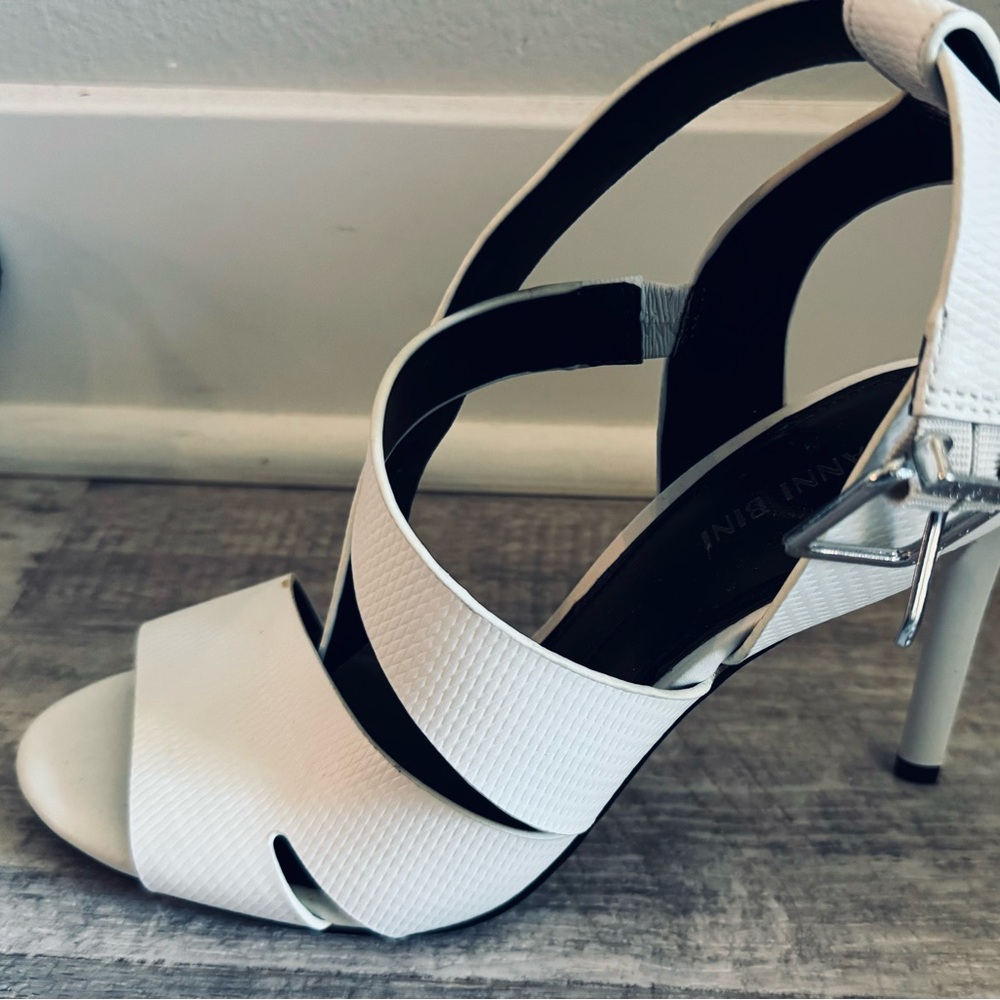 White Gianni high heel shoe size 7
